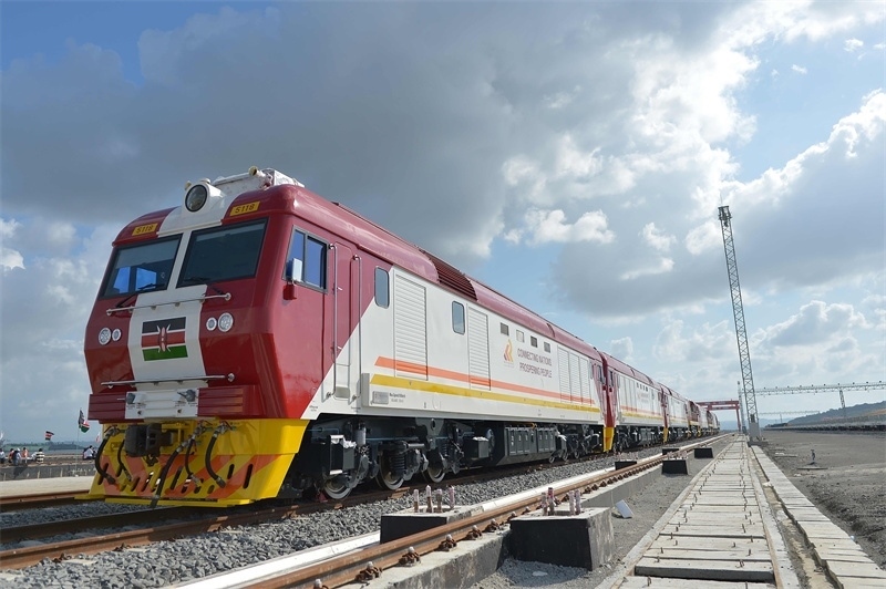 當(dāng)?shù)貢r間2017年5月30日，肯尼亞蒙巴薩，連接肯尼亞港口城市蒙巴薩和首都內(nèi)羅畢的蒙內(nèi)鐵路正式竣工通車。