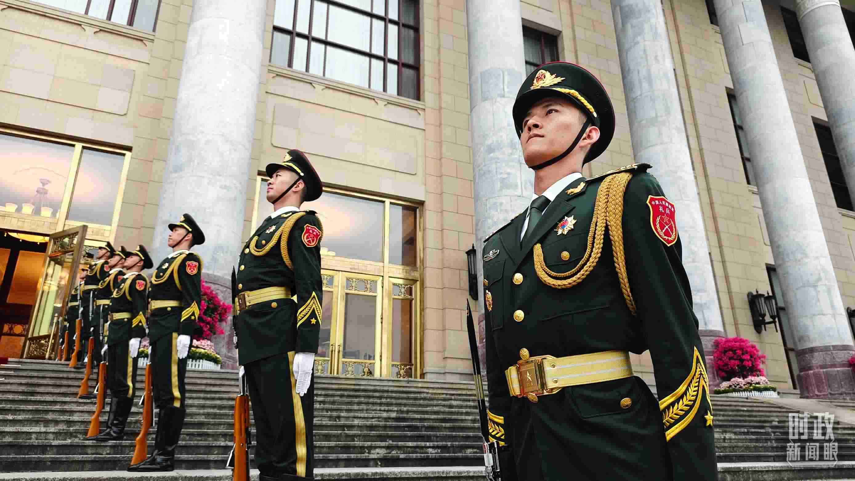  △人民大會堂外，禮兵列隊歡迎外國領(lǐng)導(dǎo)人。（總臺央視記者韓銳拍攝）