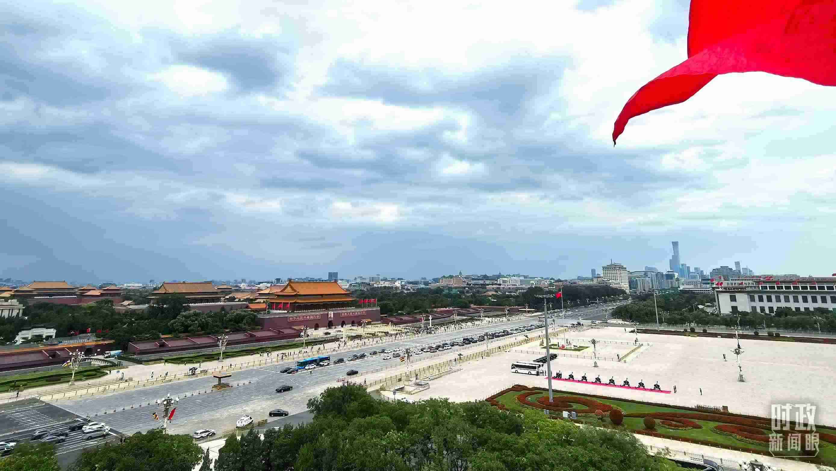 △北京長安街兩側(cè)懸掛中非合作論壇成員旗幟。（總臺央視記者張垚拍攝）