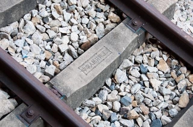 坦贊鐵路鋼筋混凝土軌枕上的“中華人民共和國(guó)制”字樣清晰可辨。