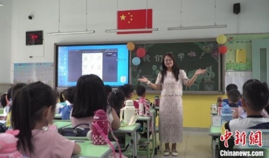 圖為衡水市新苑小學(xué)，老師正在給學(xué)生講開學(xué)第一課的內(nèi)容。王天祥 攝