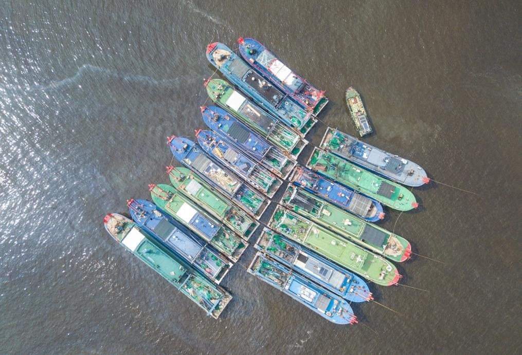 9月4日，船只在海南省海口市新港碼頭?？勘茱L(fēng)（無(wú)人機(jī)照片）。新華社記者 蒲曉旭 攝