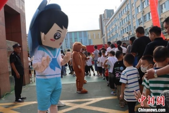 圖為衡水市新苑小學(xué)，老師穿上玩偶服裝歡迎新生入學(xué)。王天祥 攝