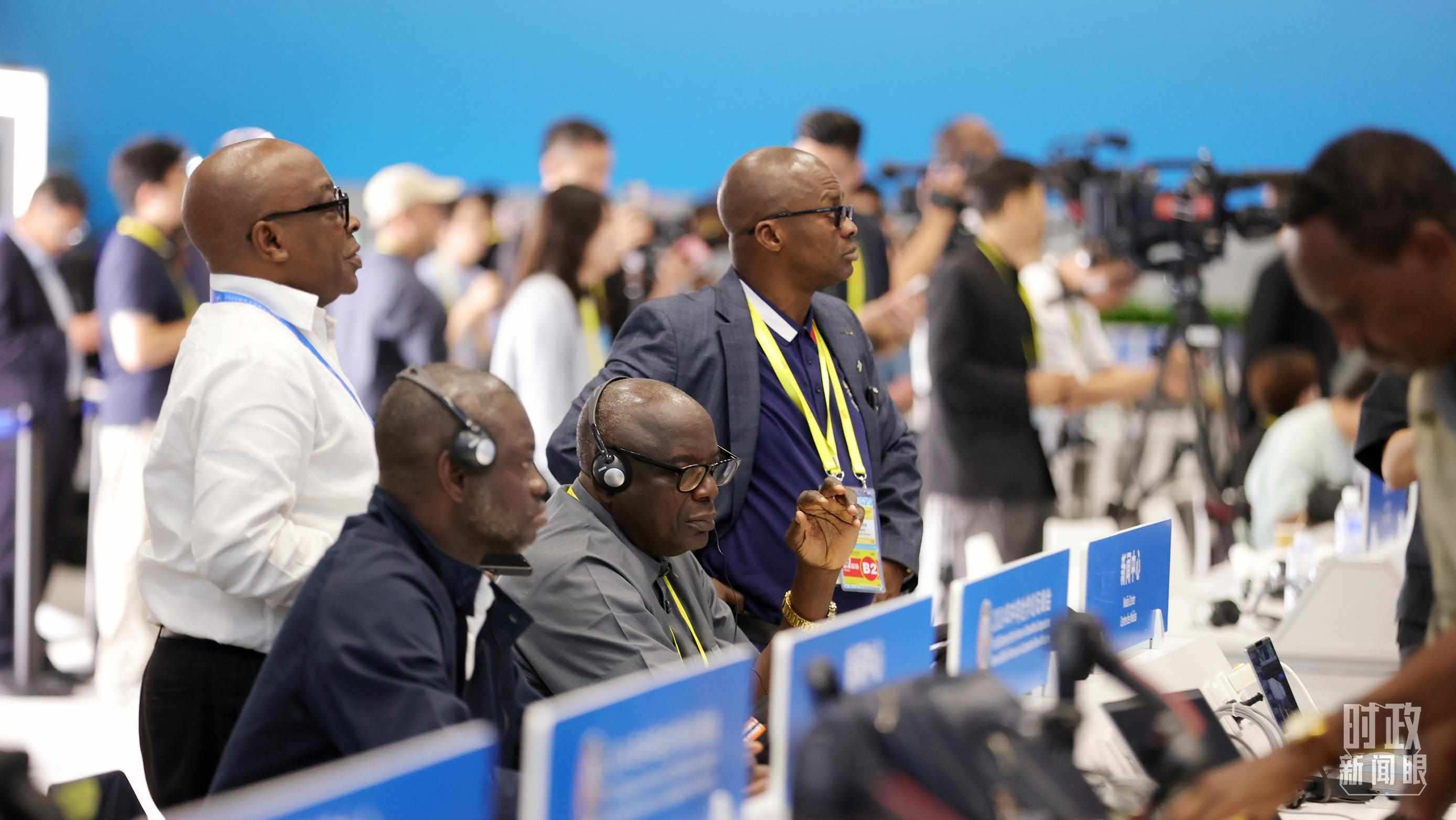  △媒體記者在人民大會堂和新聞中心參與峰會報道。（總臺央視記者范一鳴、魏幫軍拍攝）