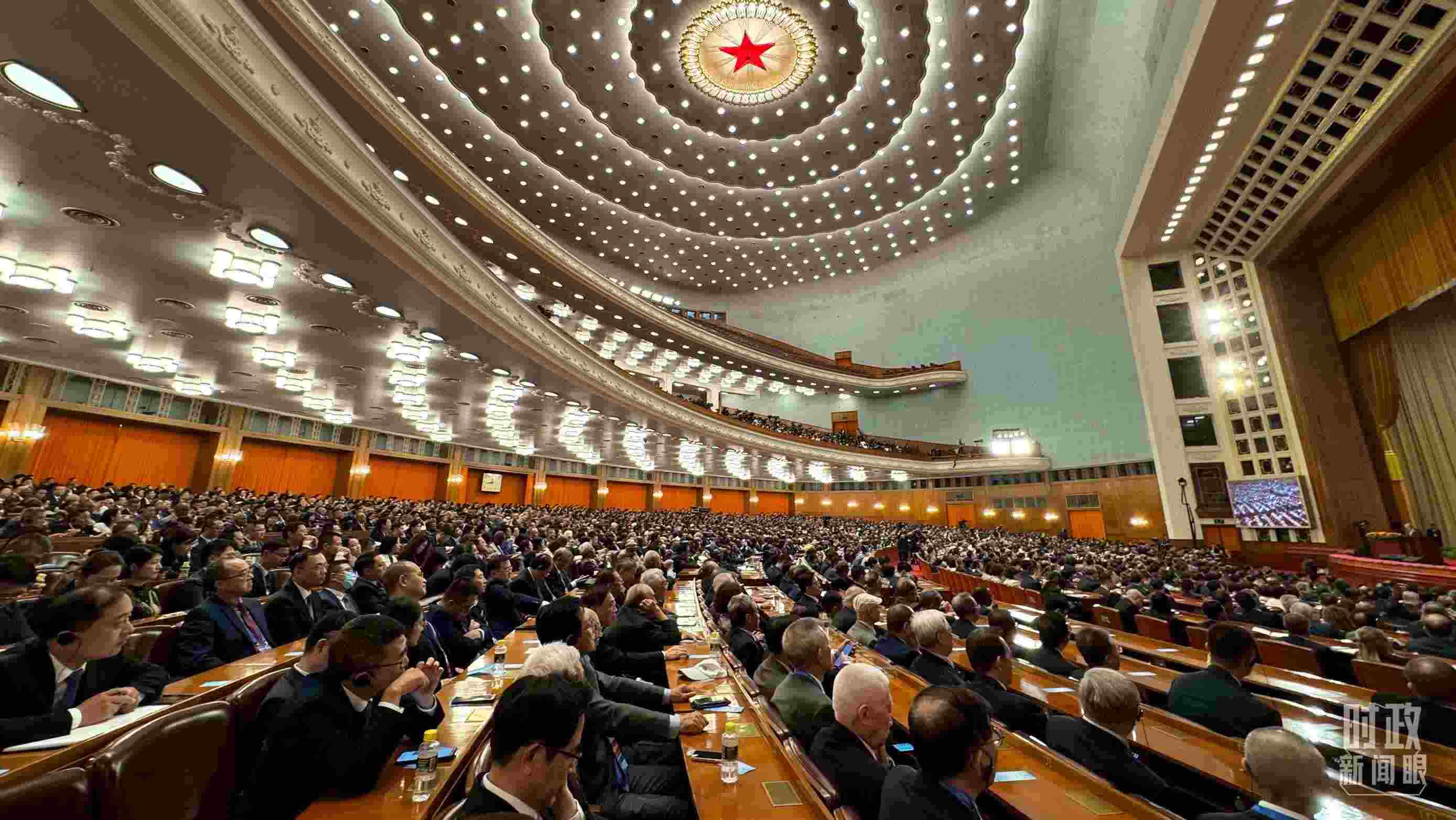  △中非合作論壇非方成員國國家元首、政府首腦、代表團團長及國際和地區(qū)組織負責人等中外各界人士3200余人出席開幕式。（總臺央視記者蔣碩拍攝）