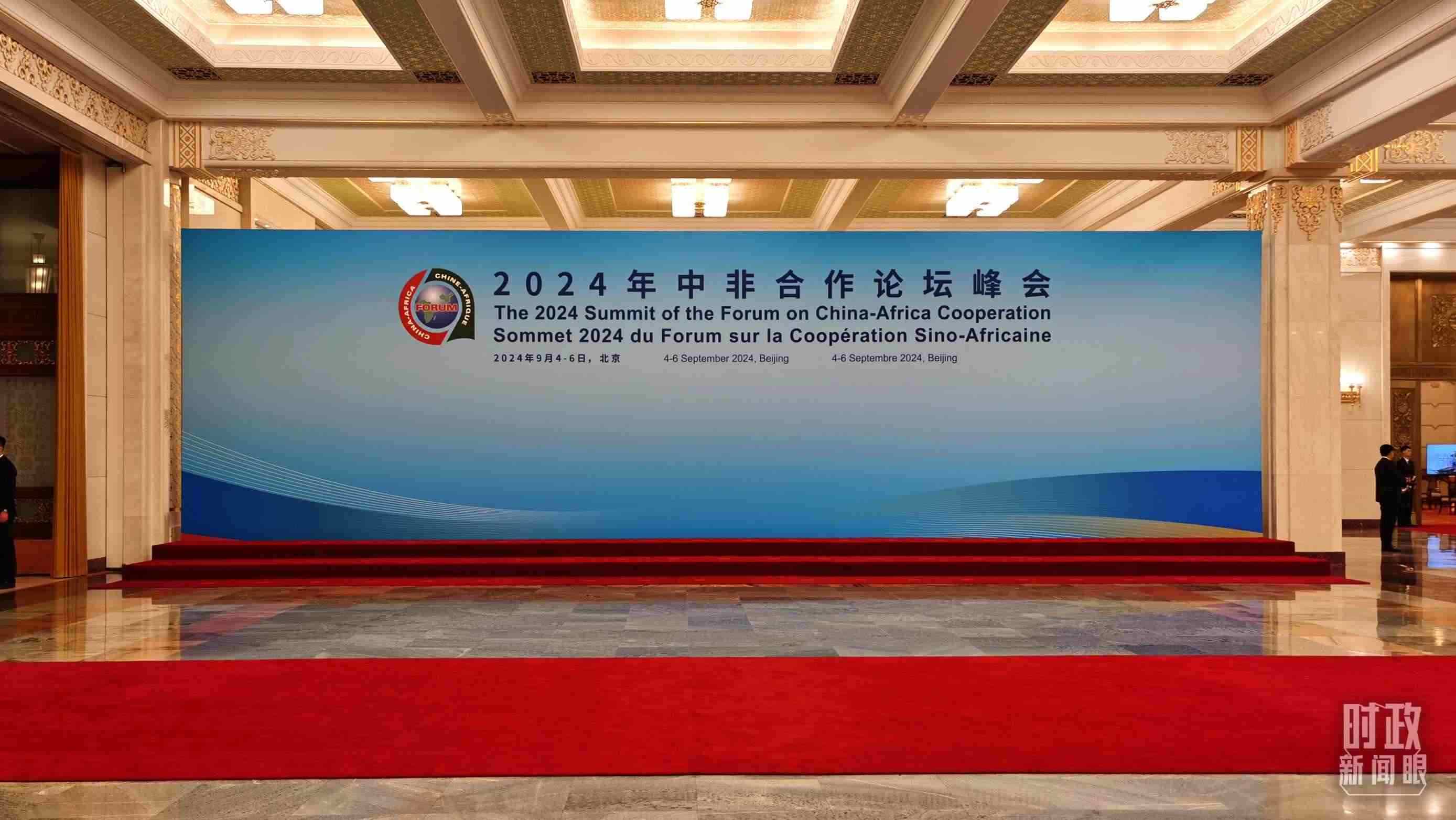  △開幕式前，與會領(lǐng)導人在這里集體合影。（總臺央視記者郭鴻拍攝）