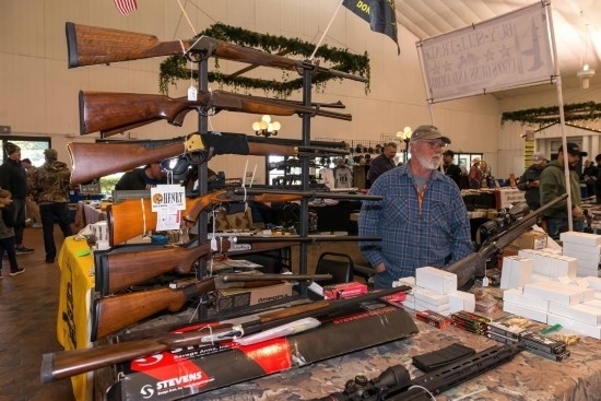 這是2022年1月22日在美國達(dá)拉斯槍展上拍攝的槍支。新華社發(fā)（李琳攝）