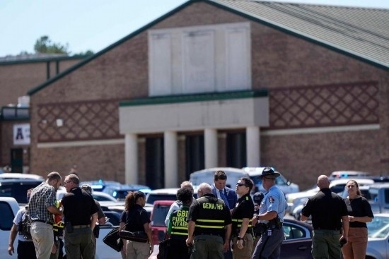 9月4日，在美國佐治亞州巴羅縣溫德市，警察聚集在發(fā)生槍擊事件的阿巴拉契高中外。新華社/美聯(lián)
