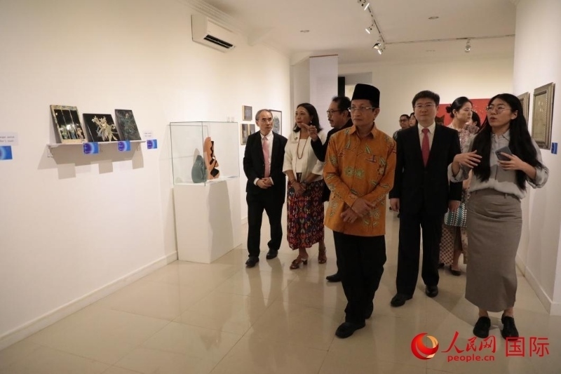 參加開幕式的嘉賓參觀展覽。人民網記者曹師韻攝