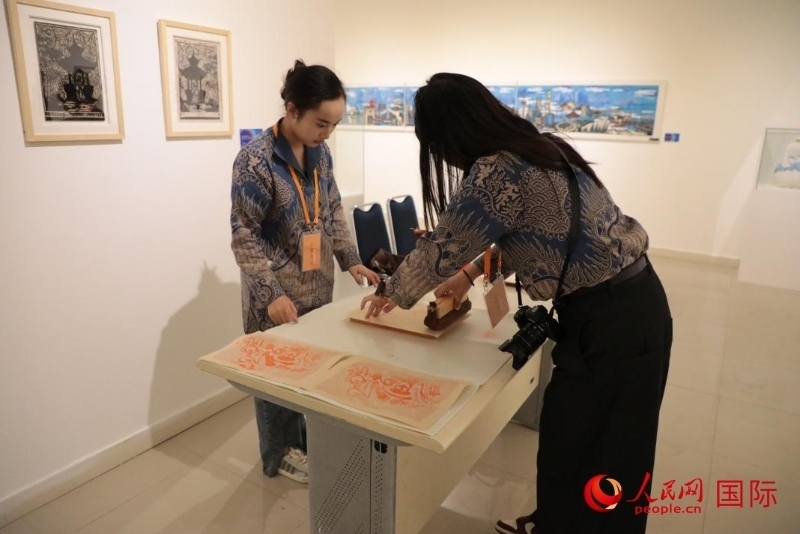 展覽現(xiàn)場的拓印技藝體驗工坊。人民網記者曹師韻攝