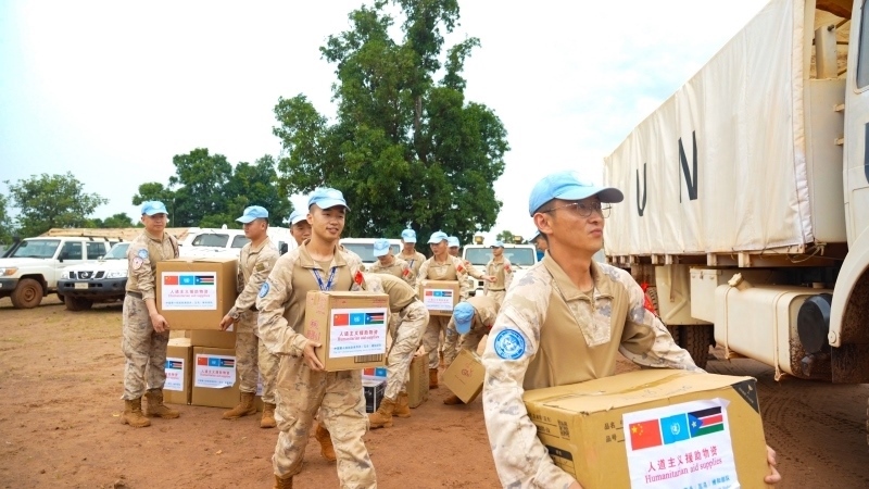 搬運(yùn)援助物資。孫千攝