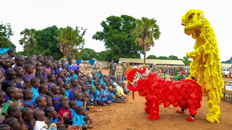 舞獅活動(dòng)引發(fā)現(xiàn)場(chǎng)熱烈掌聲。謝坤攝