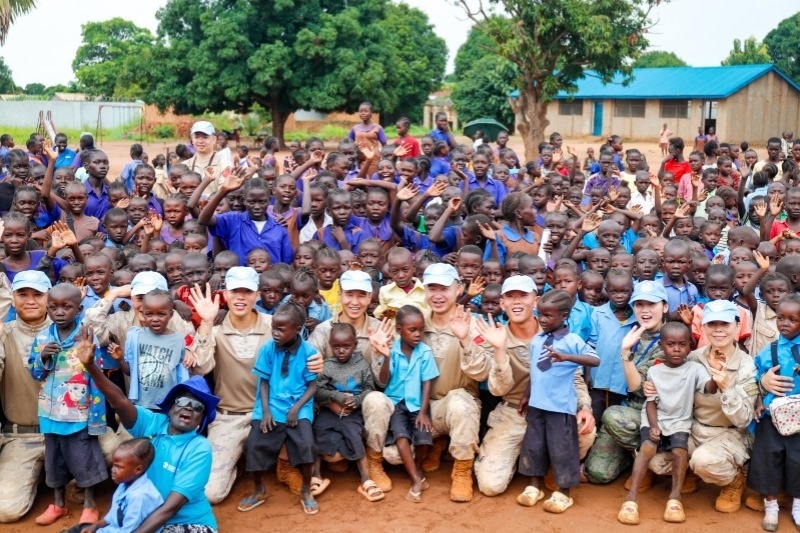 維和官兵與學(xué)生進(jìn)行合影。殷亦豪攝