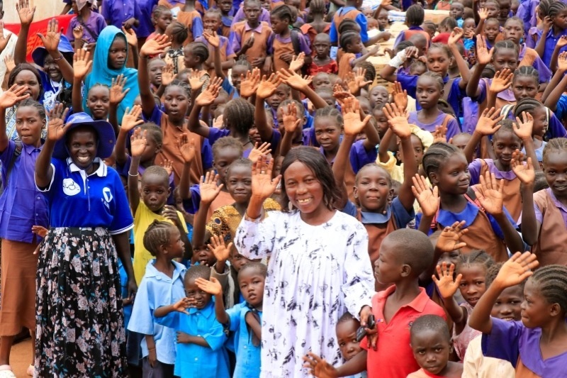 學(xué)校師生送別維和官兵。王軍杰攝