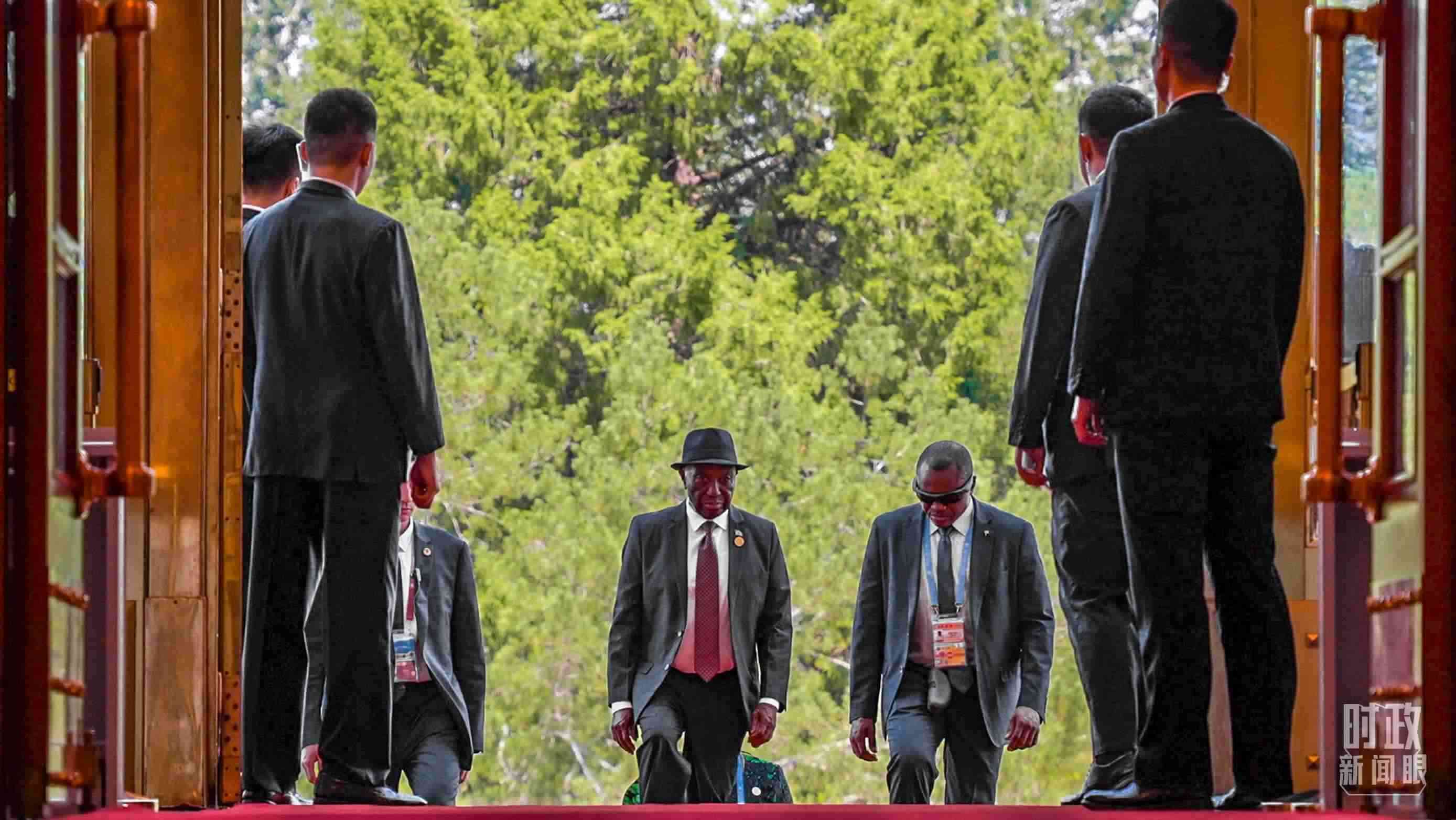 利比里亞總統(tǒng)博阿凱步入人民大會(huì)堂。（總臺(tái)央視記者蔣碩拍攝）