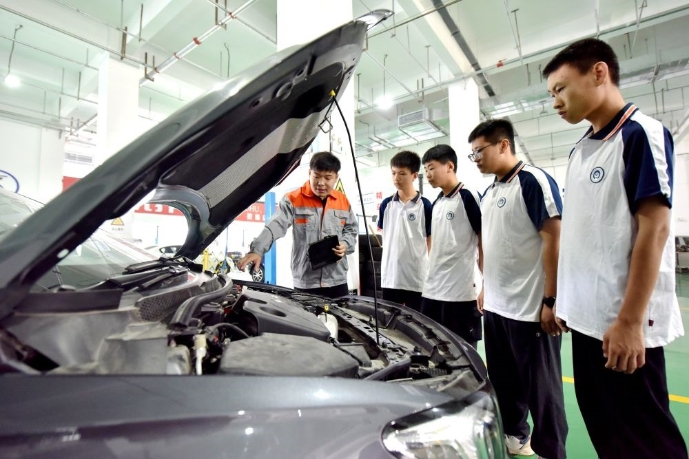 2024年6月7日，河北省邢臺市威縣職業(yè)技術(shù)教育中心教師在指導(dǎo)學(xué)生學(xué)習(xí)汽車維修技術(shù)。新華社記者 王曉 攝