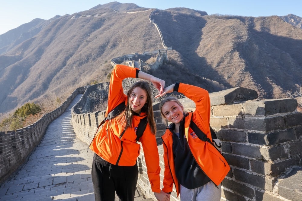 2024年3月20日，美國華盛頓州中學(xué)生代表團(tuán)的成員在北京慕田峪長城留影。新華社記者 殷剛 攝
