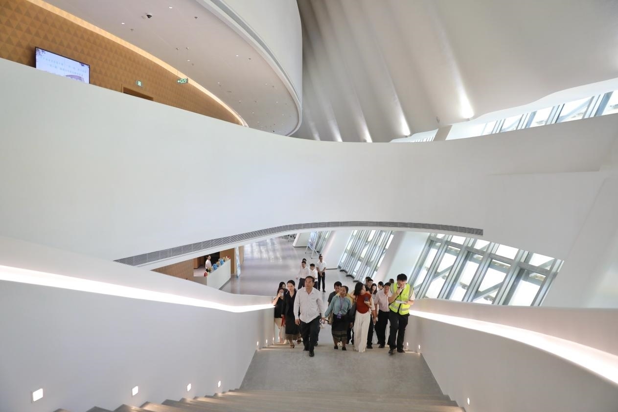 亞洲媒體考察團(tuán)正在上樓?！吨袊?guó)經(jīng)濟(jì)周刊》記者 肖翊攝