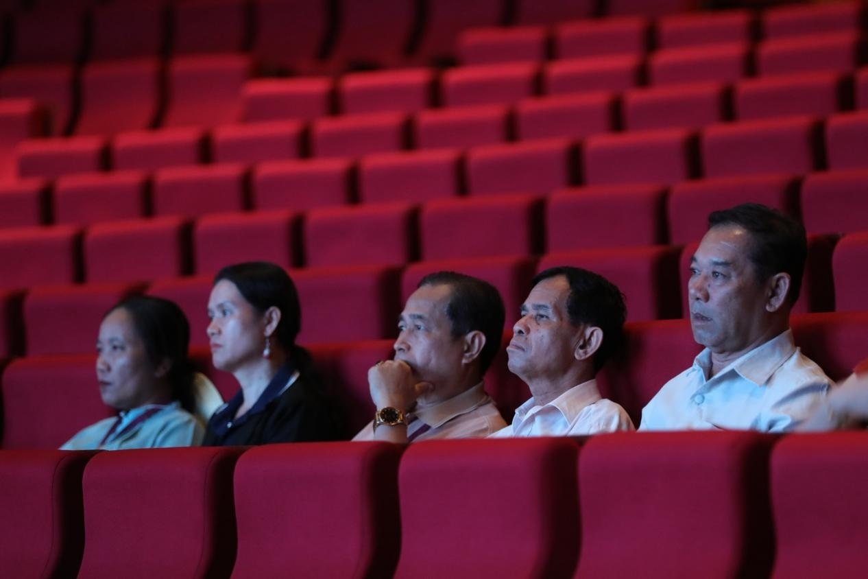 亞洲媒體考察團(tuán)在觀眾席就座?！吨袊?guó)經(jīng)濟(jì)周刊》記者 肖翊攝