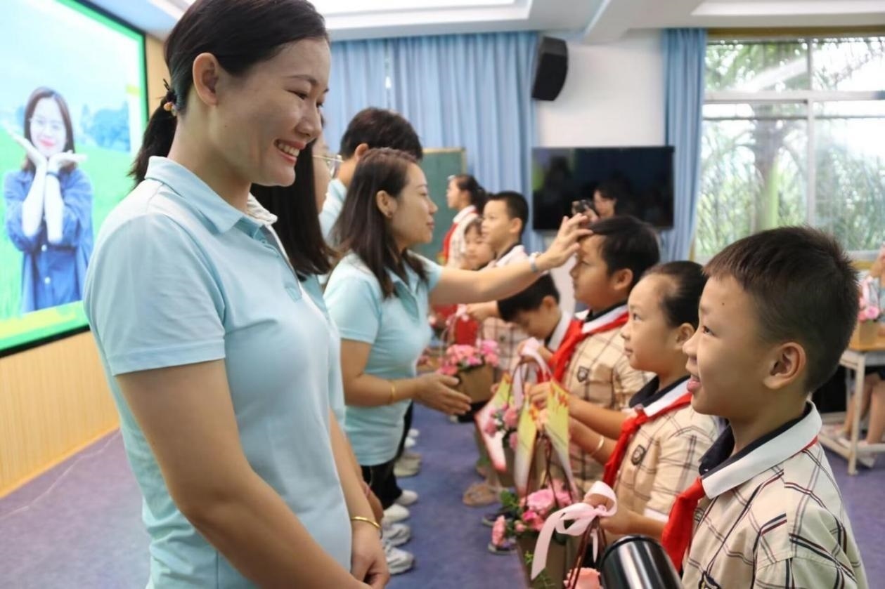 2023年教師節(jié)前，廣西南寧一所學(xué)校，學(xué)生向老師獻(xiàn)上鮮花、賀卡。