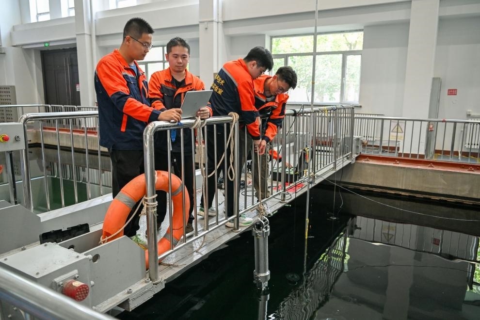 哈爾濱工程大學(xué)水聲工程學(xué)院學(xué)生在進(jìn)行技術(shù)實(shí)驗(yàn)。新華社記者王松 攝