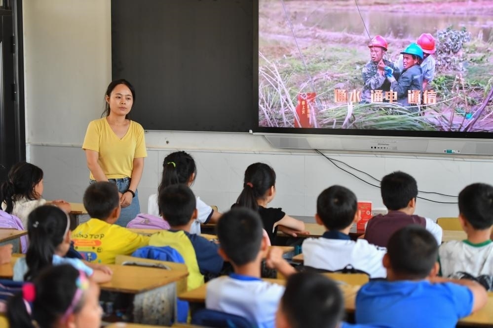 今年夏天，湖南華容縣等地遭受洪澇災(zāi)害。9月，華容縣一所學(xué)校，老師通過講述防災(zāi)救災(zāi)故事，引導(dǎo)孩子們知情、共情，汲取成長的力量。