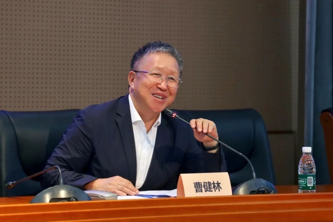 科技部原副部長、十三屆全國政協(xié)教科衛(wèi)體委員會副主任、現任季華實驗室理事長、主任曹健林致辭。主辦方供圖