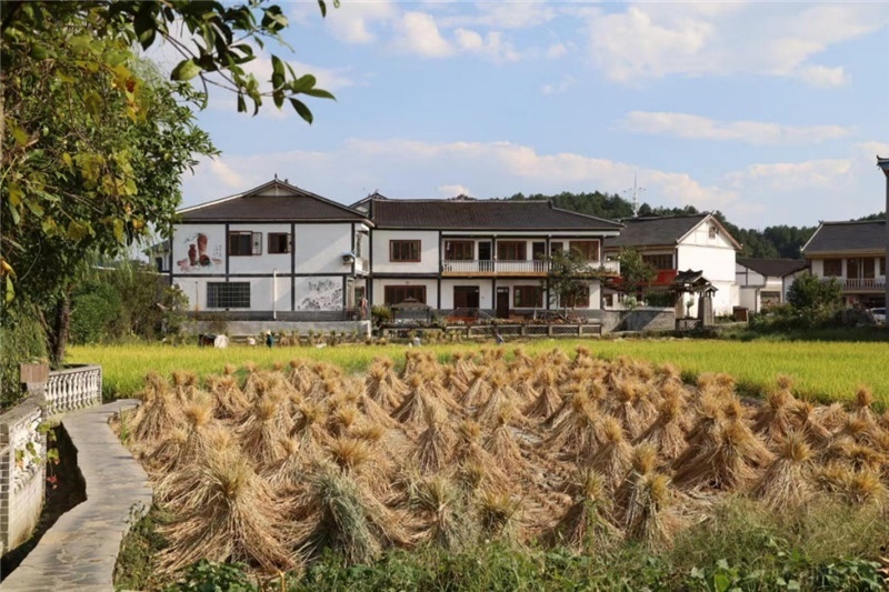 傳統(tǒng)的黔北村莊風(fēng)貌同現(xiàn)代民居元素相融合，人文風(fēng)光與生態(tài)自然風(fēng)景相結(jié)合，人與自然和諧共生。（俄羅斯《中國(guó)與俄羅斯》雜志社社長(zhǎng)奧列格·別列日內(nèi)赫攝）