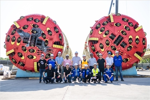 中外員工在盾構(gòu)機(jī)前合影。中國(guó)電建供圖