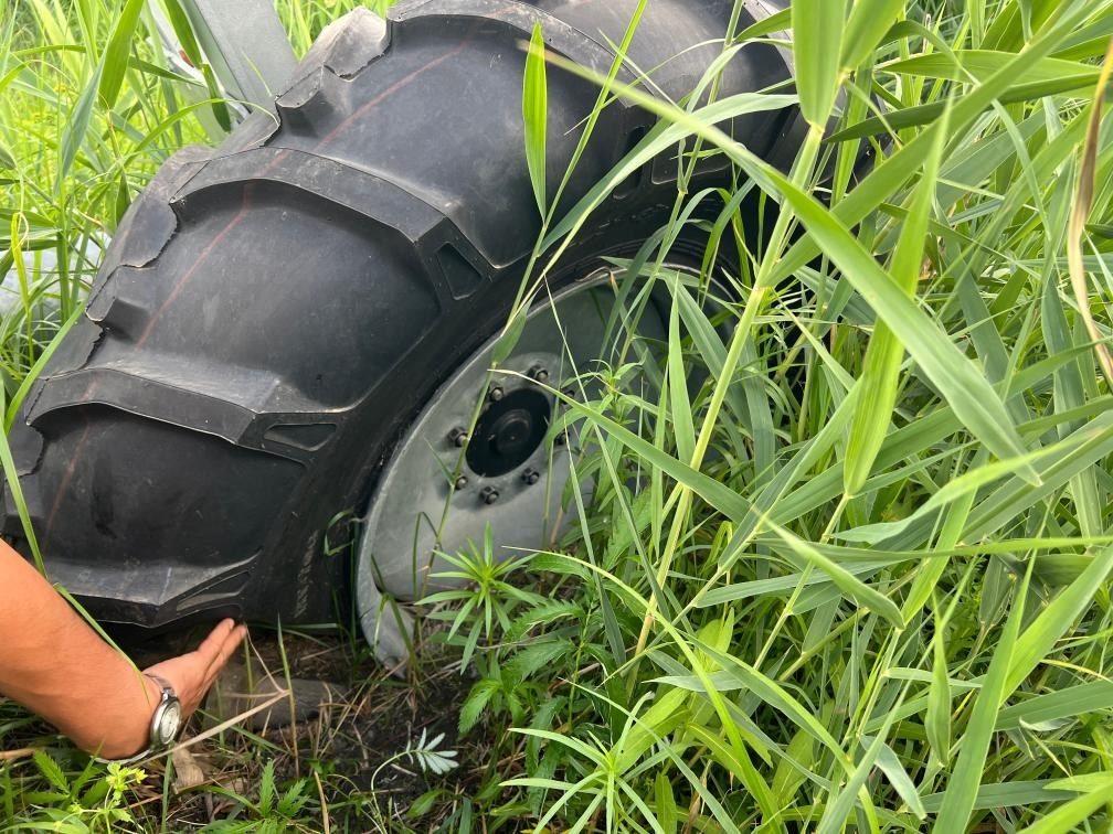 林甸縣一處大型噴灌設(shè)備癟了的輪胎。新華社記者董寶森攝