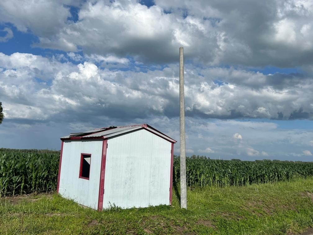 林甸縣一處保護(hù)水源井的鐵皮房出現(xiàn)破損，未見(jiàn)配套設(shè)備。新華社記者董寶森攝