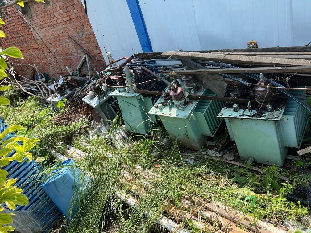 存放在農(nóng)戶(hù)家中的變壓器。新華社記者董寶森攝