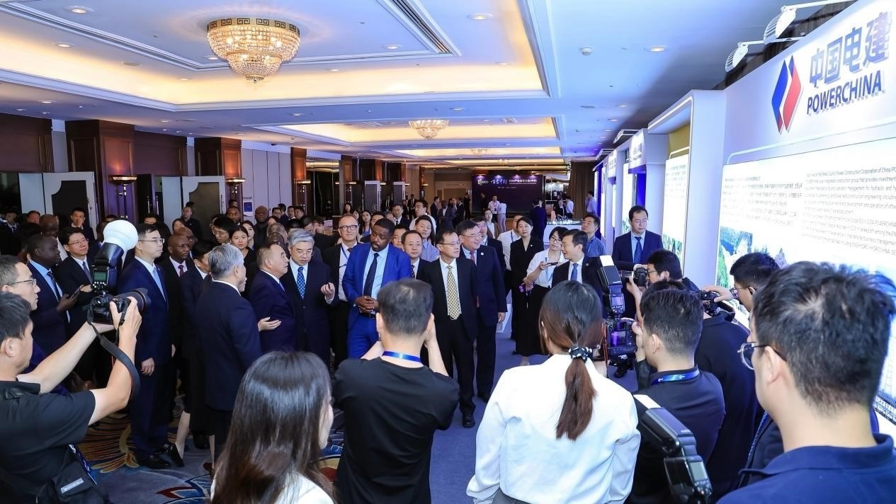 與會(huì)嘉賓參觀主題展覽。主辦方供圖