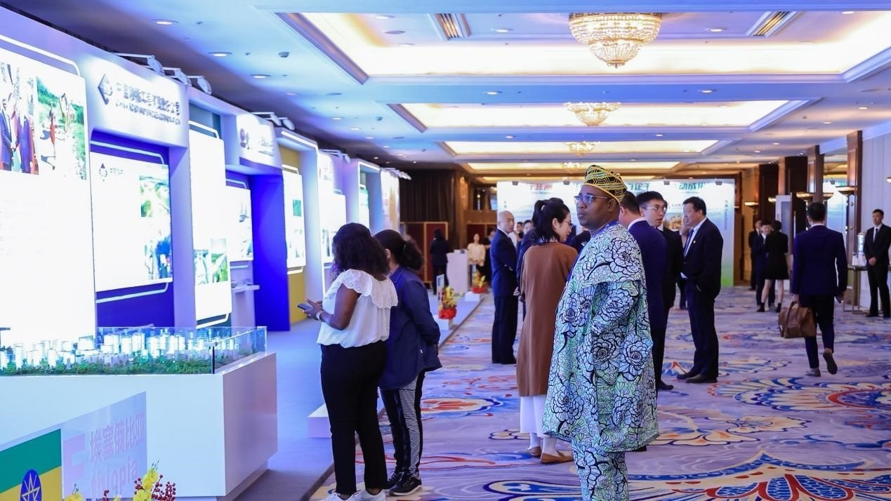 與會(huì)嘉賓參觀主題展覽。主辦方供圖