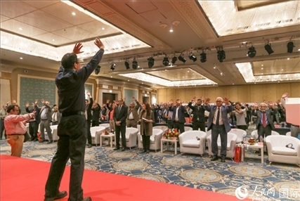 孫武權現(xiàn)場表演中醫(yī)傳統(tǒng)功法易筋經(jīng)。人民網(wǎng)記者黃培昭攝
