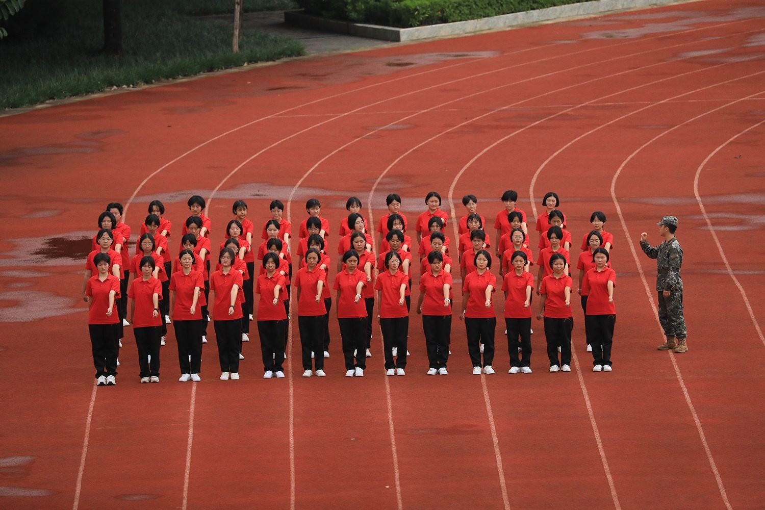 華坪女高2024級新生軍訓。華坪縣融媒體中心供圖