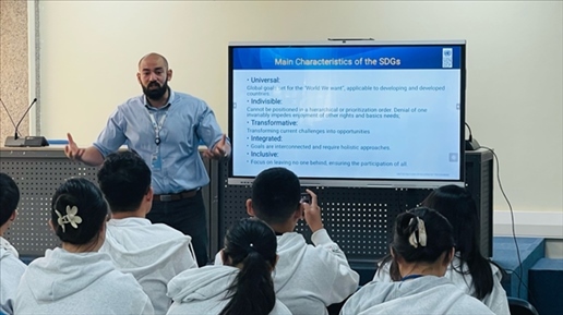 聯(lián)合國內(nèi)羅畢辦事處的工作人員為支隊成員講解可持續(xù)發(fā)展目標。林源攝