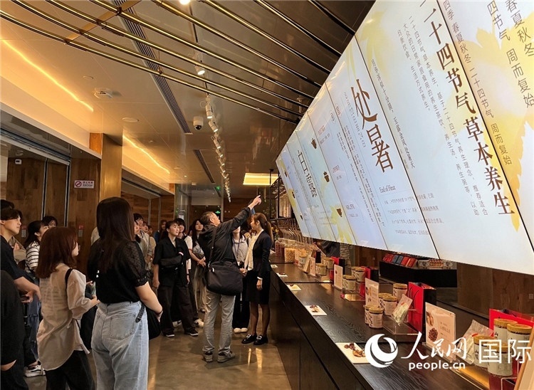 2. 日中友好協(xié)會青年代表團(tuán)一行學(xué)習(xí)24節(jié)氣養(yǎng)生知識。（人民網(wǎng)記者陳思 攝）