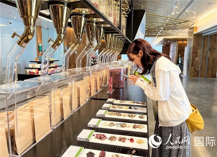 4. 代表團(tuán)團(tuán)員對新中式茶飲的食材充滿興趣。（人民網(wǎng)記者陳思 攝）