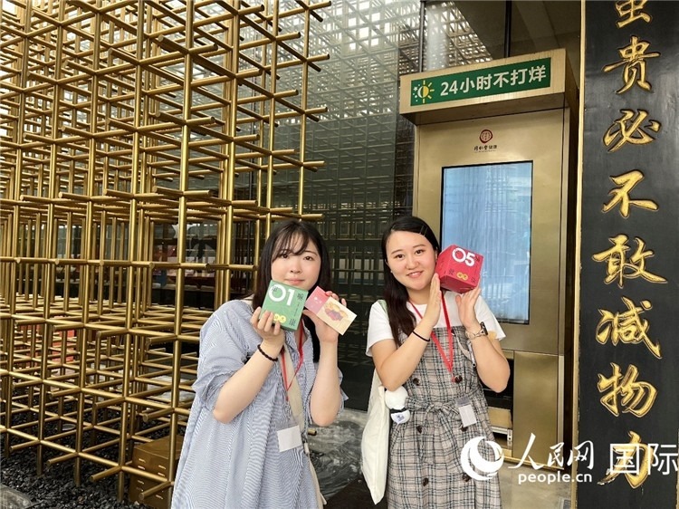 5. 代表團(tuán)團(tuán)員展示通過無人售藥機(jī)購買的盲盒。（人民網(wǎng)記者陳思 攝）