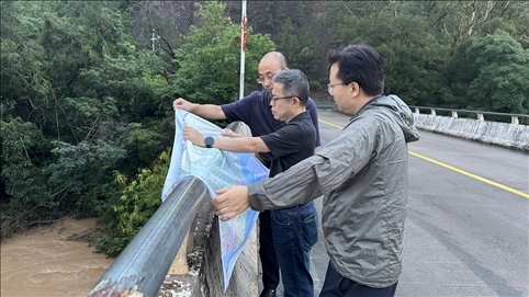 珠江委工作組在三河鎮(zhèn)三河大橋進行防洪工程調(diào)度工作。 水利部供圖