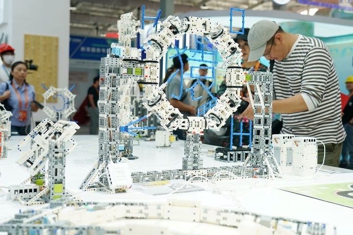 2024年9月11日，記者在服貿(mào)會首鋼園區(qū)教育服務(wù)館采訪。新華社記者 張晨霖 攝