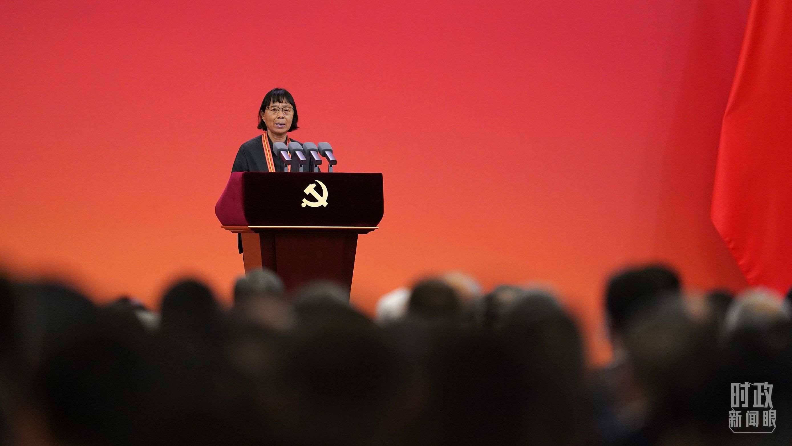  △2021年6月，幫助數(shù)千名貧困山區(qū)女孩圓夢大學(xué)的人民教師張桂梅，代表“七一勛章”獲得者發(fā)言。（總臺國廣記者李晉拍攝）