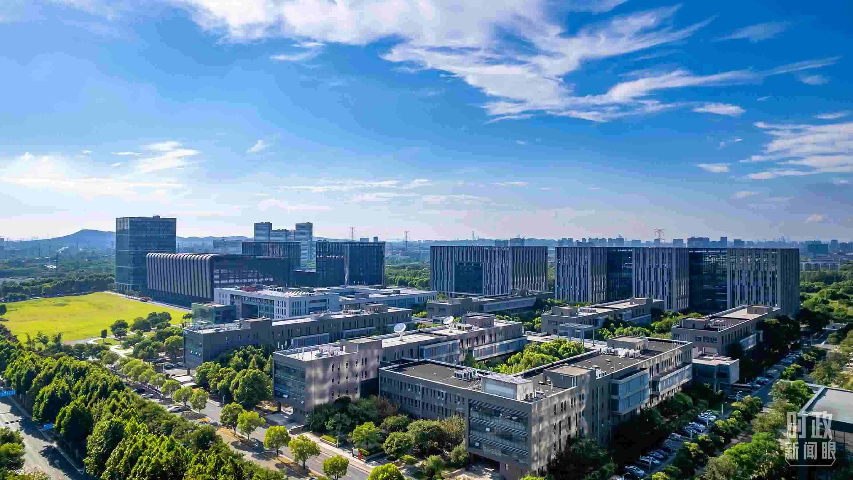  △2023年7月，習(xí)近平調(diào)研南京紫金山實驗室，強調(diào)要為實現(xiàn)高水平科技自立自強立下功勛。（圖/視覺中國）