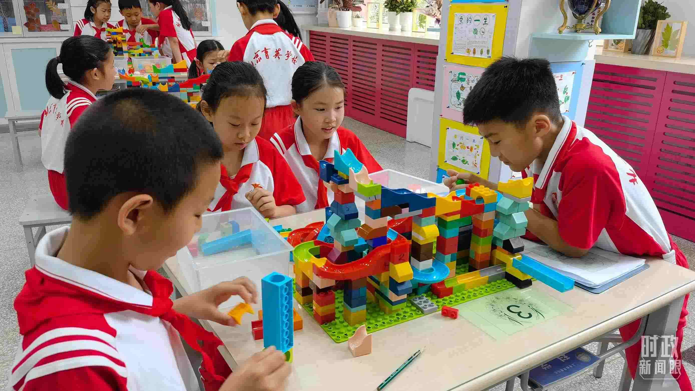  △這是北京育英學(xué)校的科學(xué)教室。2023年5月，習(xí)近平在這里調(diào)研時，希望同學(xué)們從小樹立“科技創(chuàng)新、強國有我”的志向。（總臺央視記者石丞拍攝）