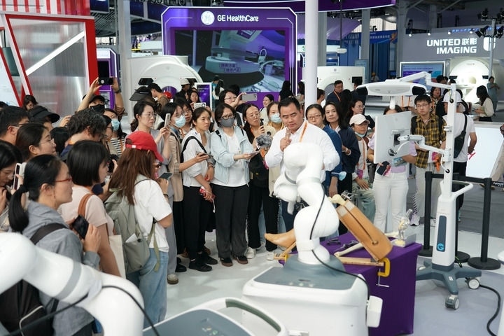 2024年9月11日，記者在服貿(mào)會首鋼園區(qū)健康衛(wèi)生服務(wù)館采訪。新華社記者 張晨霖 攝