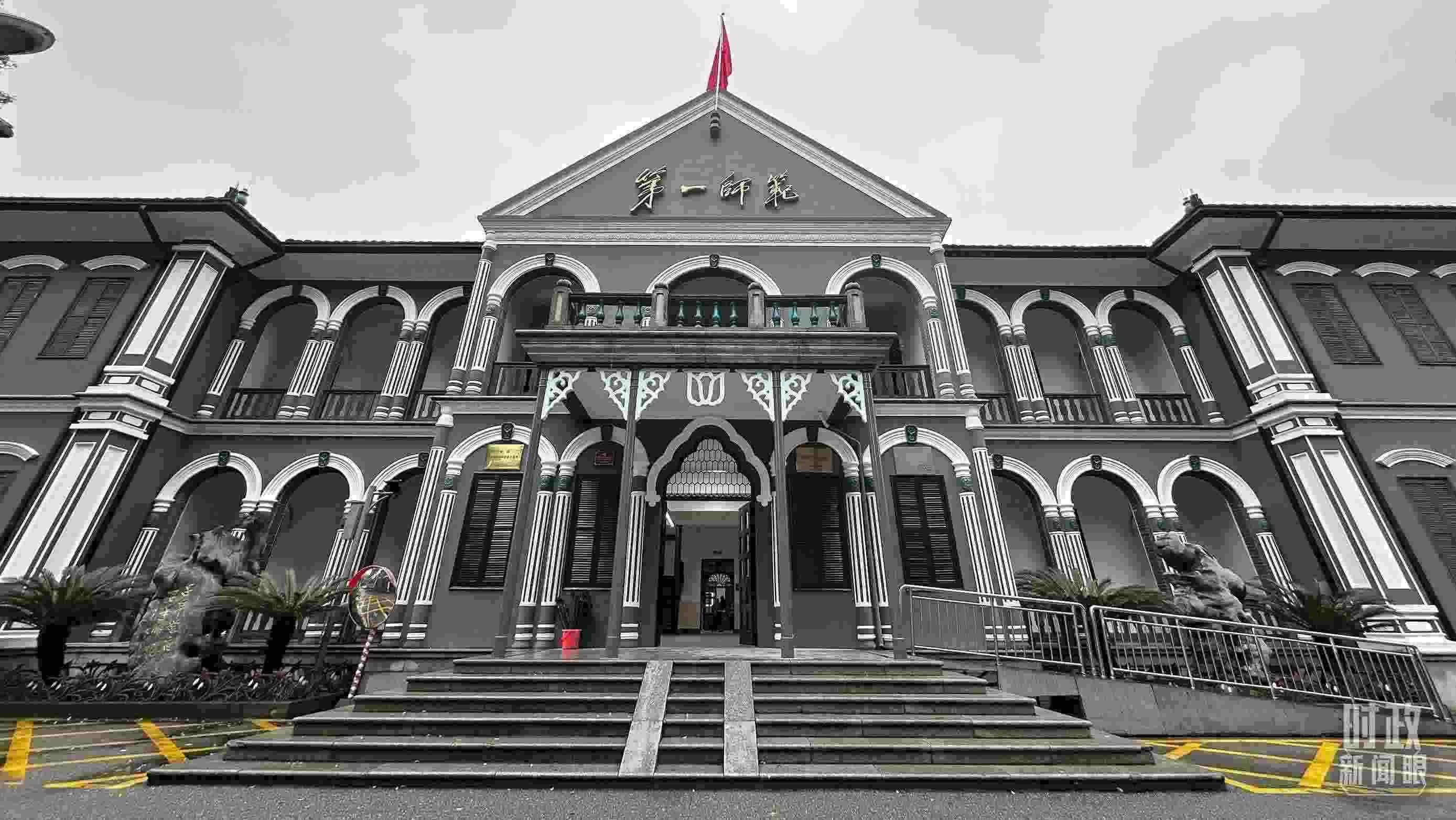  △2024年3月，習(xí)近平來到湖南第一師范學(xué)院（城南書院校區(qū)）考察。當(dāng)時他說，國家要強大，必須辦好教育。（總臺央視記者覃思拍攝）