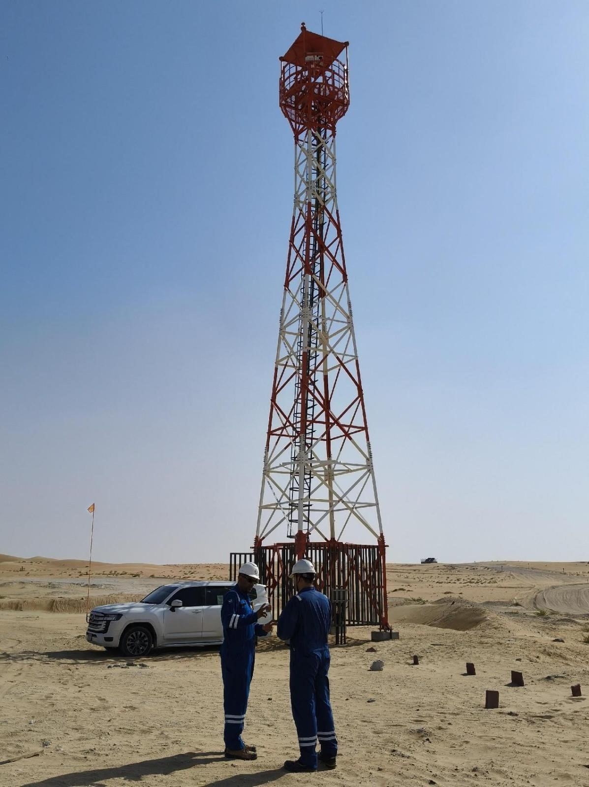 工作人員在調(diào)試紅外線氣體監(jiān)測及智能預警系統(tǒng)。振華石油供圖