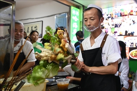 店員準備制作天水麻辣燙。新華社記者 范培珅 攝