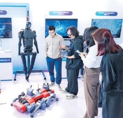 普陀區(qū)“中華武數(shù)”科創(chuàng)集市上，展位工作人員在向觀眾展示機(jī)器人。資料圖片